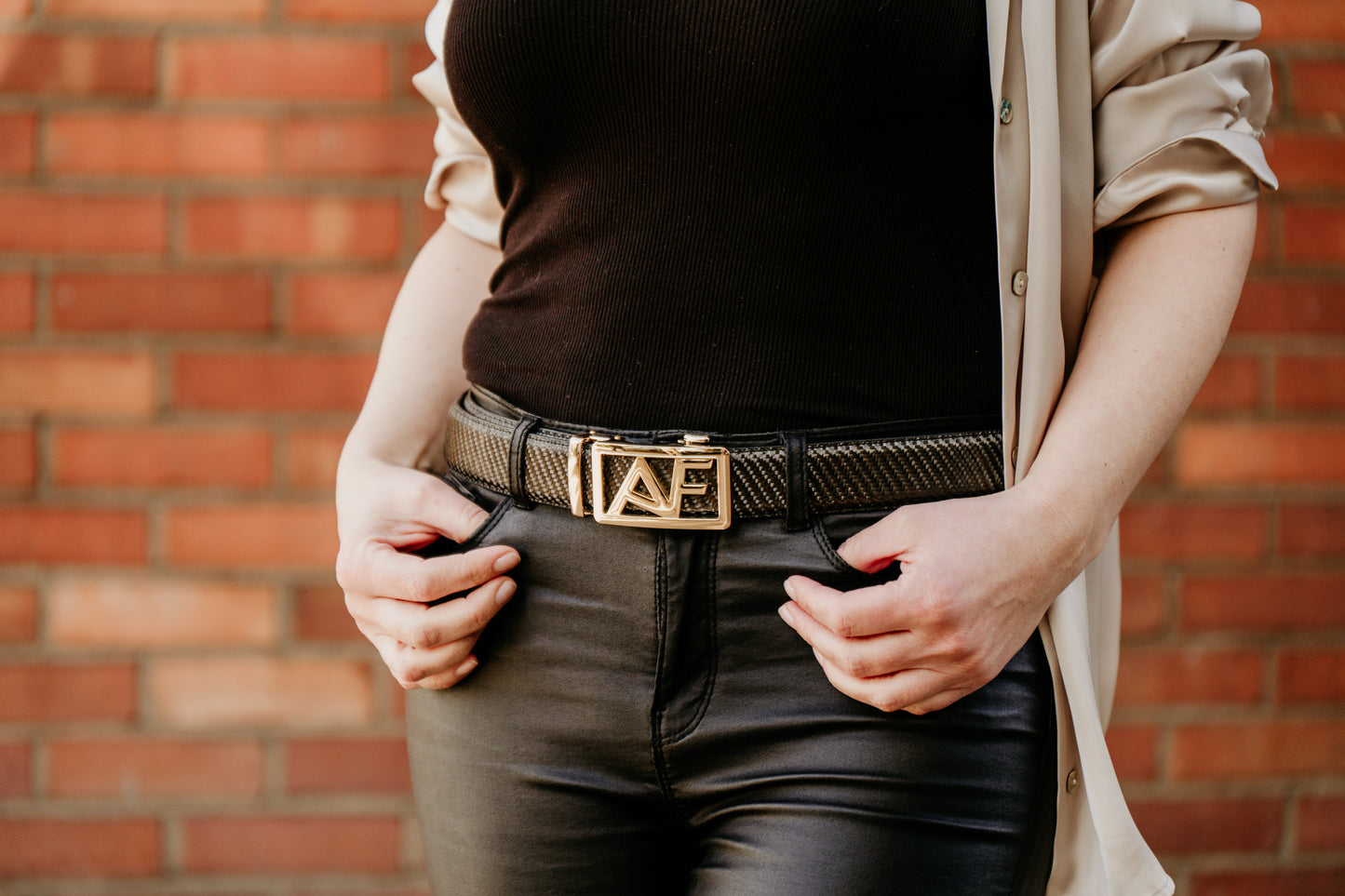 Women's belt made of carbon with leather (inside)